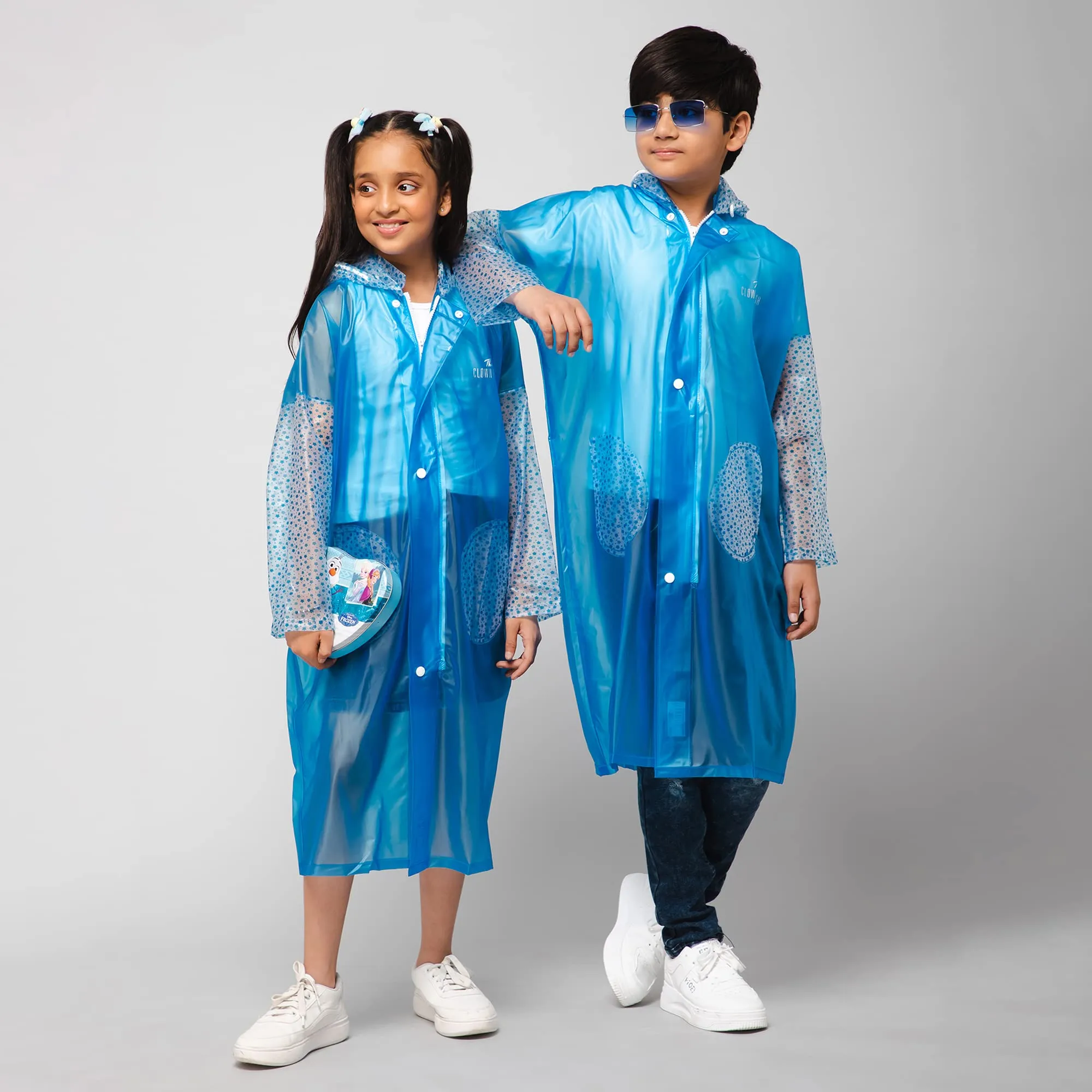 THE CLOWNFISH Shower Saver Series Unisex Kids Waterproof Single Layer PVC Longcoat/Raincoat with Adjustable Hood. Age-6-7 Years (Sky Blue)